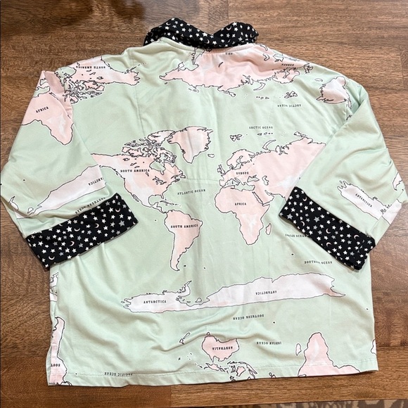BEAUTY SLEEP SOCIAL 2-Piece Pajama set continents.  XS - Picture 4 of 11